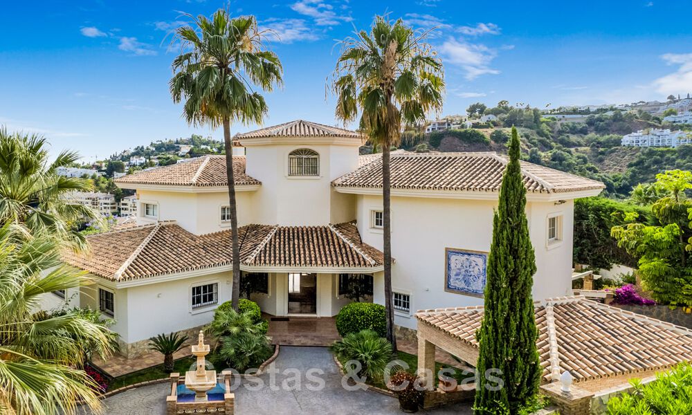 Villa andaluza en venta con vistas al mar en una urbanización cerrada entre el valle del golf de Nueva Andalucía y La Quinta golf, en Benahavis – Marbella 42772