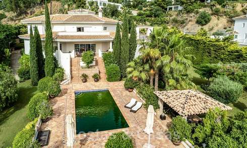 Villa andaluza en venta con vistas al mar en una urbanización cerrada entre el valle del golf de Nueva Andalucía y La Quinta golf, en Benahavis – Marbella 42773