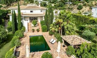 Villa andaluza en venta con vistas al mar en una urbanización cerrada entre el valle del golf de Nueva Andalucía y La Quinta golf, en Benahavis – Marbella 42773 