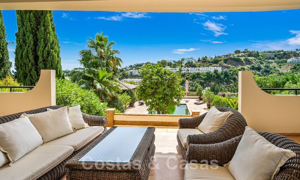 Villa andaluza en venta con vistas al mar en una urbanización cerrada entre el valle del golf de Nueva Andalucía y La Quinta golf, en Benahavis – Marbella 42774