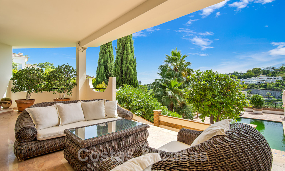 Villa andaluza en venta con vistas al mar en una urbanización cerrada entre el valle del golf de Nueva Andalucía y La Quinta golf, en Benahavis – Marbella 42775