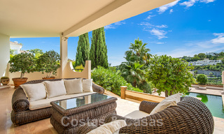 Villa andaluza en venta con vistas al mar en una urbanización cerrada entre el valle del golf de Nueva Andalucía y La Quinta golf, en Benahavis – Marbella 42775 