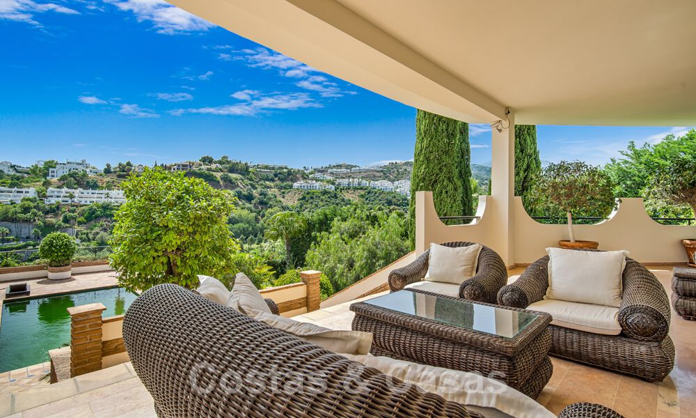 Villa andaluza en venta con vistas al mar en una urbanización cerrada entre el valle del golf de Nueva Andalucía y La Quinta golf, en Benahavis – Marbella 42776