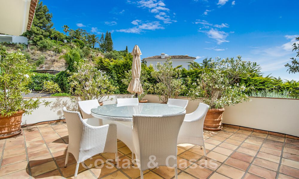 Villa andaluza en venta con vistas al mar en una urbanización cerrada entre el valle del golf de Nueva Andalucía y La Quinta golf, en Benahavis – Marbella 42777