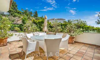 Villa andaluza en venta con vistas al mar en una urbanización cerrada entre el valle del golf de Nueva Andalucía y La Quinta golf, en Benahavis – Marbella 42777 