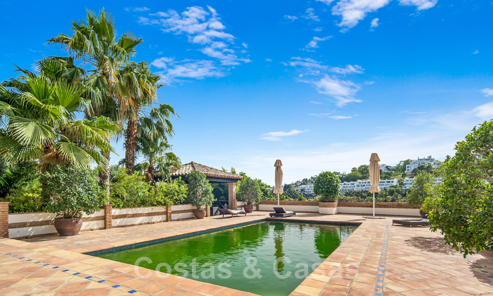 Villa andaluza en venta con vistas al mar en una urbanización cerrada entre el valle del golf de Nueva Andalucía y La Quinta golf, en Benahavis – Marbella 42778