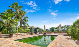 Villa andaluza en venta con vistas al mar en una urbanización cerrada entre el valle del golf de Nueva Andalucía y La Quinta golf, en Benahavis – Marbella 42778 