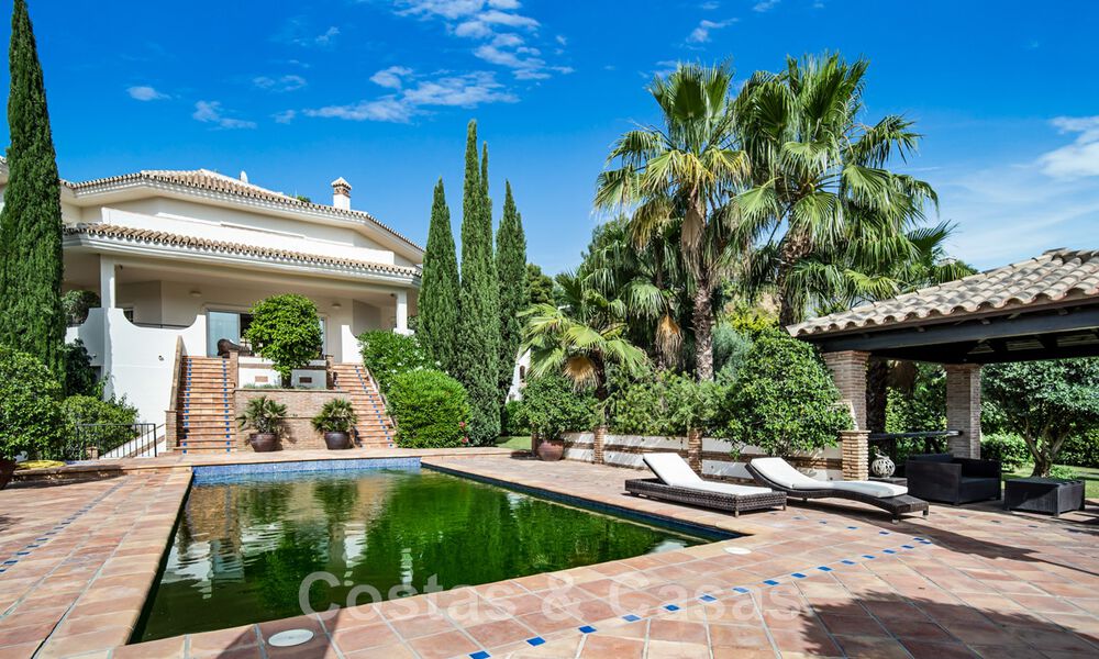 Villa andaluza en venta con vistas al mar en una urbanización cerrada entre el valle del golf de Nueva Andalucía y La Quinta golf, en Benahavis – Marbella 42779