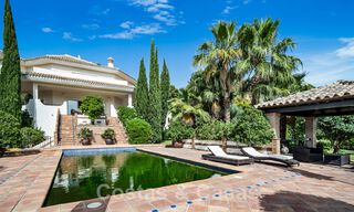 Villa andaluza en venta con vistas al mar en una urbanización cerrada entre el valle del golf de Nueva Andalucía y La Quinta golf, en Benahavis – Marbella 42779 