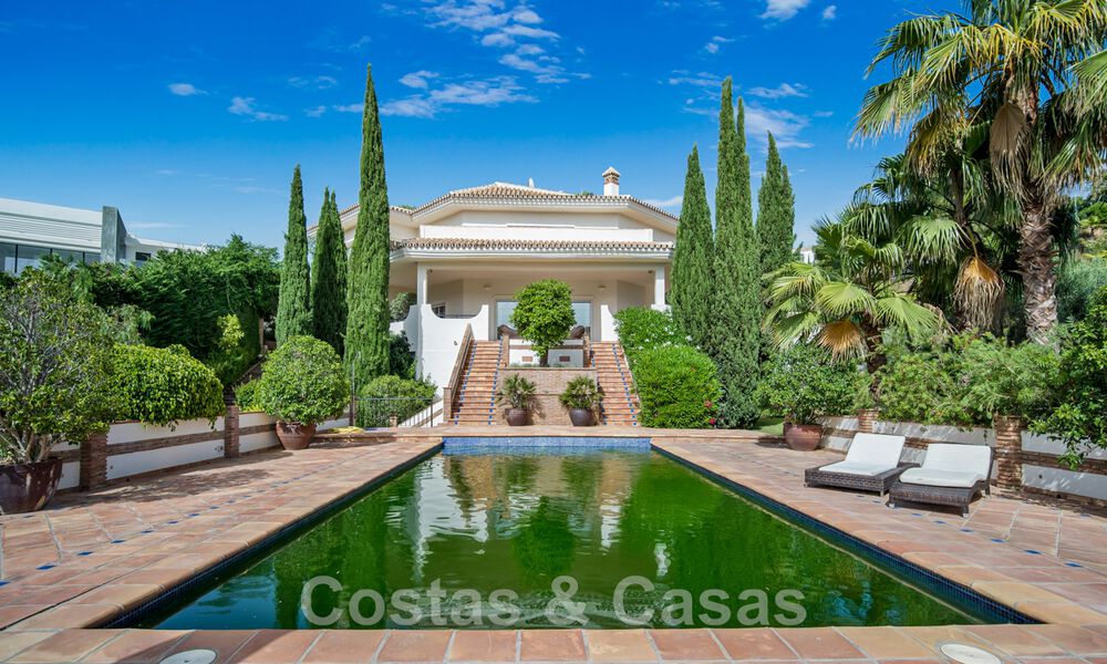 Villa andaluza en venta con vistas al mar en una urbanización cerrada entre el valle del golf de Nueva Andalucía y La Quinta golf, en Benahavis – Marbella 42780