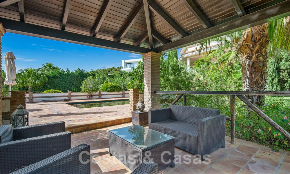 Villa andaluza en venta con vistas al mar en una urbanización cerrada entre el valle del golf de Nueva Andalucía y La Quinta golf, en Benahavis – Marbella 42781