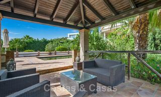 Villa andaluza en venta con vistas al mar en una urbanización cerrada entre el valle del golf de Nueva Andalucía y La Quinta golf, en Benahavis – Marbella 42781 