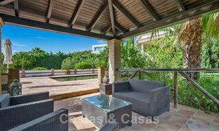 Villa andaluza en venta con vistas al mar en una urbanización cerrada entre el valle del golf de Nueva Andalucía y La Quinta golf, en Benahavis – Marbella 42781 