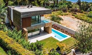 Lista para entrar a vivir, nueva villa de diseño en venta, diseñada ecológicamente con materiales de madera y piedra natural en la Milla de Oro de Marbella 42782 