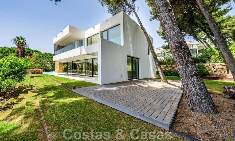 Lista para entrar a vivir, nueva villa de diseño en venta, diseñada ecológicamente con materiales de madera y piedra natural en la Milla de Oro de Marbella 42783