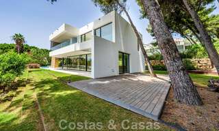 Lista para entrar a vivir, nueva villa de diseño en venta, diseñada ecológicamente con materiales de madera y piedra natural en la Milla de Oro de Marbella 42783 