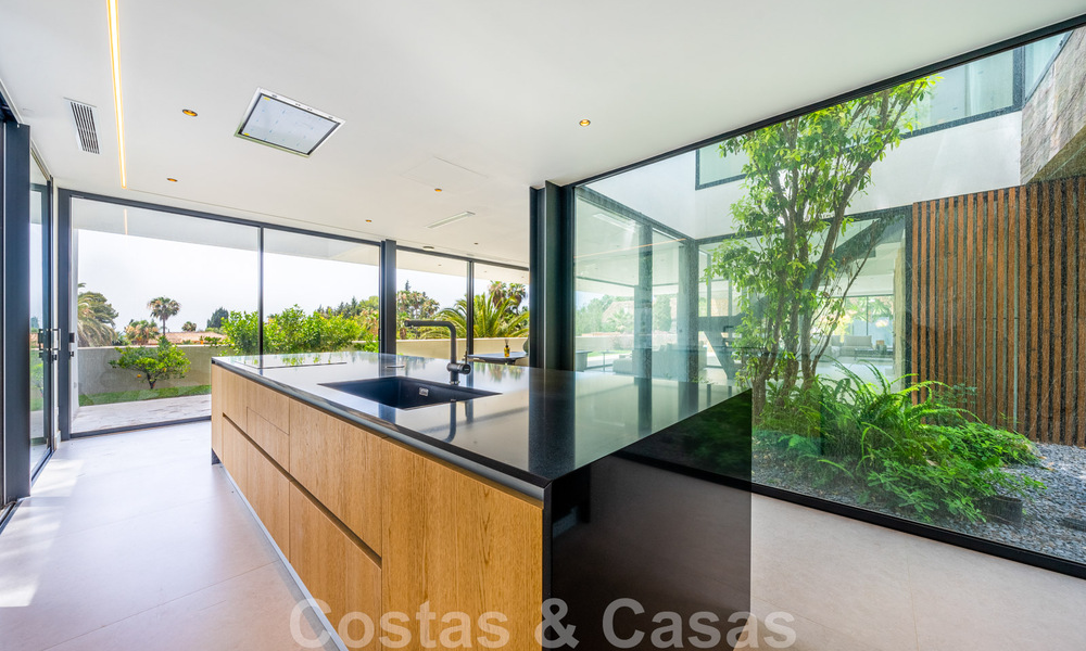 Lista para entrar a vivir, nueva villa de diseño en venta, diseñada ecológicamente con materiales de madera y piedra natural en la Milla de Oro de Marbella 42784