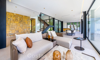 Lista para entrar a vivir, nueva villa de diseño en venta, diseñada ecológicamente con materiales de madera y piedra natural en la Milla de Oro de Marbella 42786 