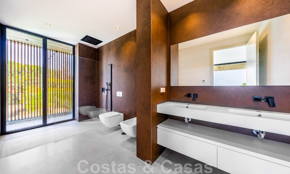 Lista para entrar a vivir, nueva villa de diseño en venta, diseñada ecológicamente con materiales de madera y piedra natural en la Milla de Oro de Marbella 42787