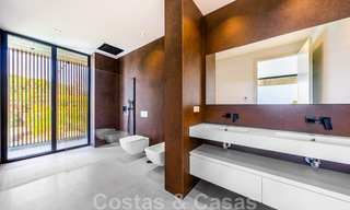 Lista para entrar a vivir, nueva villa de diseño en venta, diseñada ecológicamente con materiales de madera y piedra natural en la Milla de Oro de Marbella 42787 
