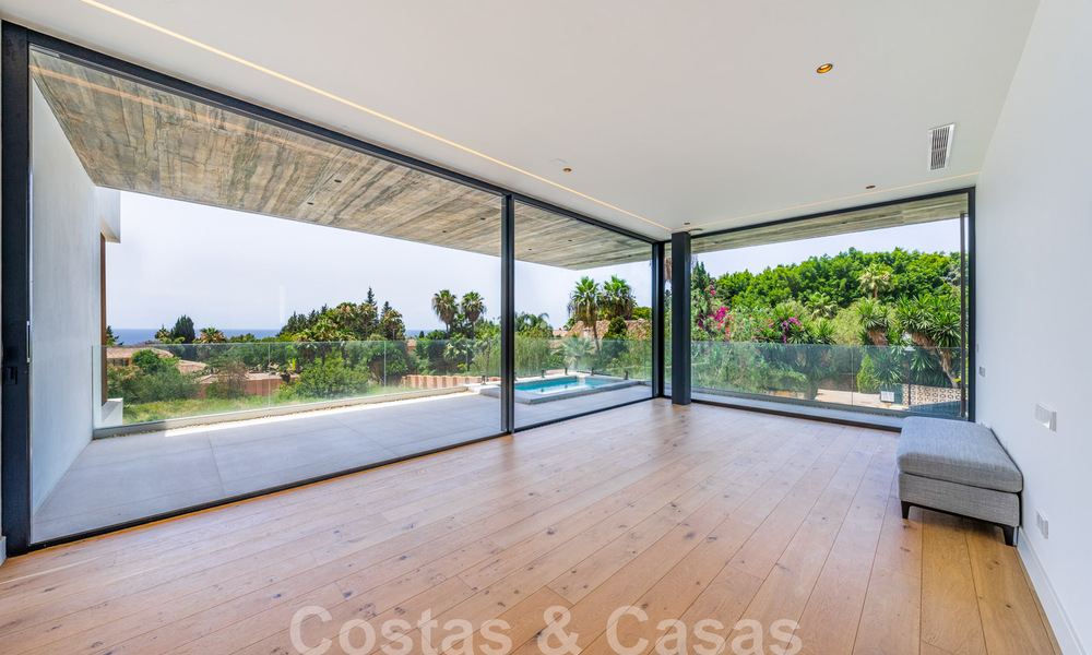 Lista para entrar a vivir, nueva villa de diseño en venta, diseñada ecológicamente con materiales de madera y piedra natural en la Milla de Oro de Marbella 42788