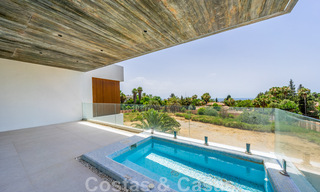 Lista para entrar a vivir, nueva villa de diseño en venta, diseñada ecológicamente con materiales de madera y piedra natural en la Milla de Oro de Marbella 42789 