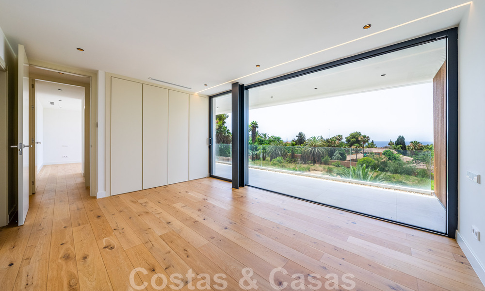 Lista para entrar a vivir, nueva villa de diseño en venta, diseñada ecológicamente con materiales de madera y piedra natural en la Milla de Oro de Marbella 42790