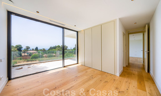 Lista para entrar a vivir, nueva villa de diseño en venta, diseñada ecológicamente con materiales de madera y piedra natural en la Milla de Oro de Marbella 42791 
