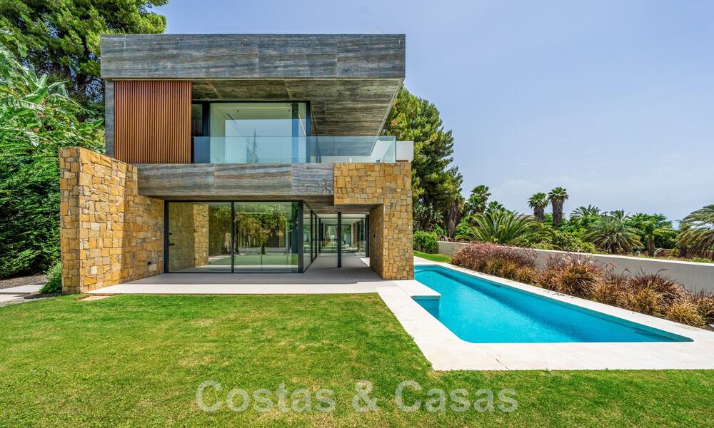 Lista para entrar a vivir, nueva villa de diseño en venta, diseñada ecológicamente con materiales de madera y piedra natural en la Milla de Oro de Marbella 42795