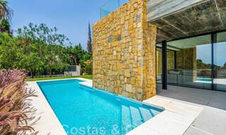 Lista para entrar a vivir, nueva villa de diseño en venta, diseñada ecológicamente con materiales de madera y piedra natural en la Milla de Oro de Marbella 42796 