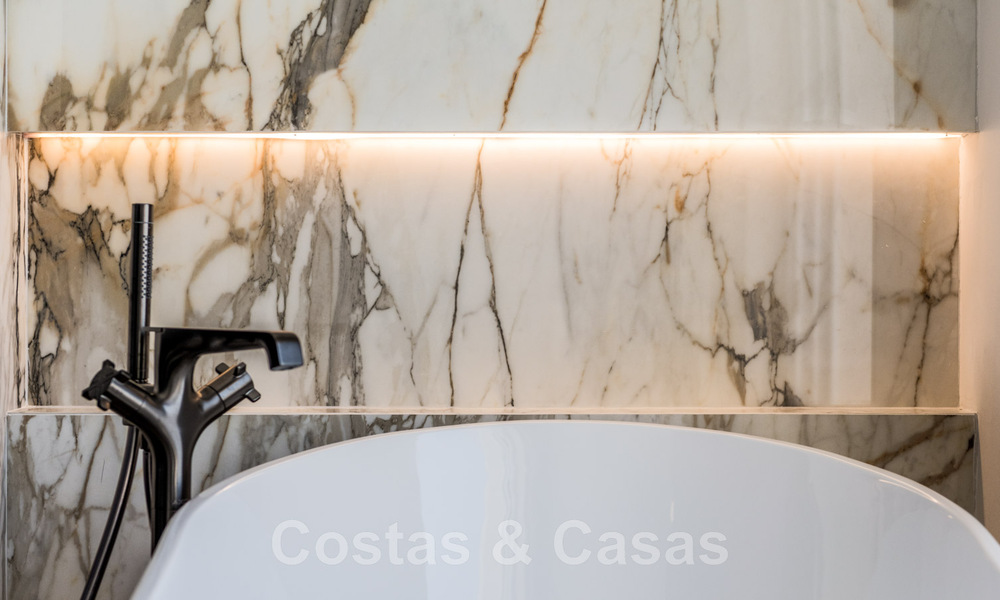 ¡Oportunidad! Ático de lujo en primera línea de playa en venta en Las Dunas Park, Marbella - Estepona 43701