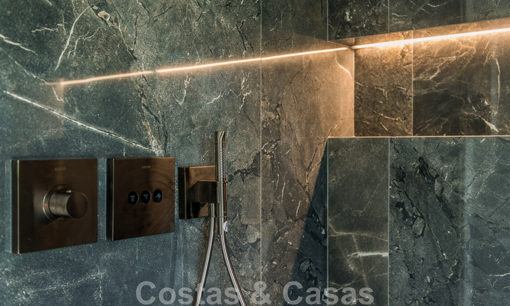 ¡Oportunidad! Ático de lujo en primera línea de playa en venta en Las Dunas Park, Marbella - Estepona 43704