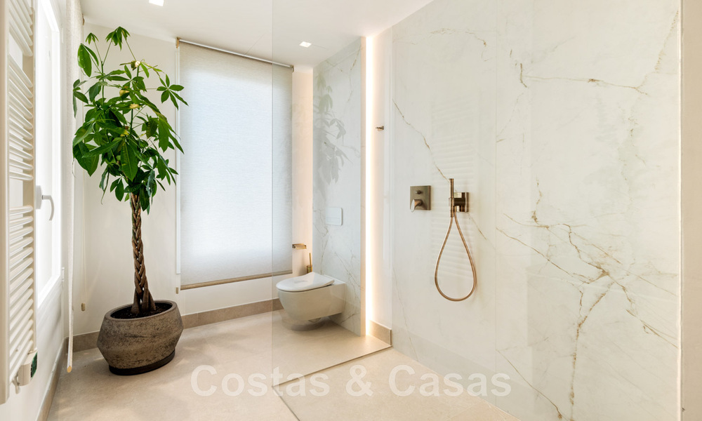 ¡Oportunidad! Ático de lujo en primera línea de playa en venta en Las Dunas Park, Marbella - Estepona 43730