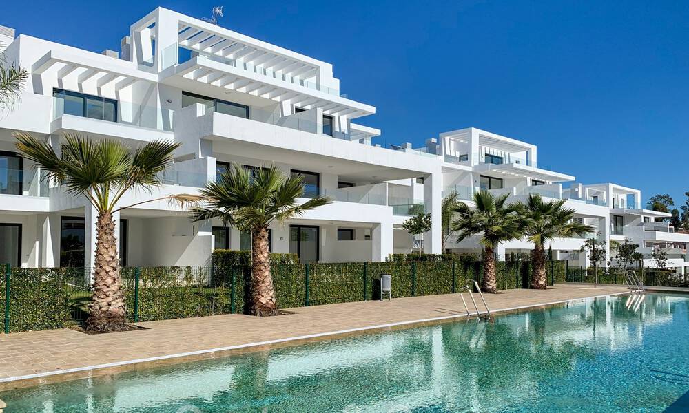 Listos para entrar a vivir. Últimos 2 áticos en venta de estilo moderno en un nuevo complejo en la Nueva Milla de Oro entre Marbella y Estepona 42517