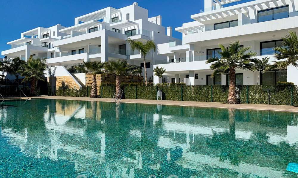 Listos para entrar a vivir. Últimos 2 áticos en venta de estilo moderno en un nuevo complejo en la Nueva Milla de Oro entre Marbella y Estepona 42518