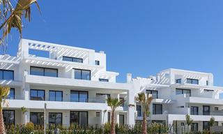 Listos para entrar a vivir. Últimos 2 áticos en venta de estilo moderno en un nuevo complejo en la Nueva Milla de Oro entre Marbella y Estepona 42519 
