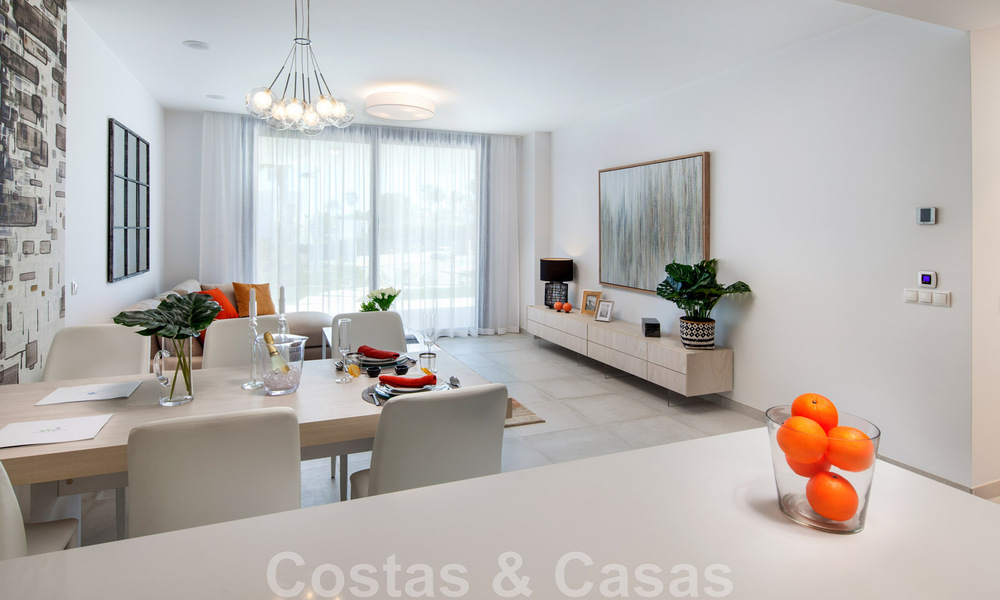 Listos para entrar a vivir. Últimos 2 áticos en venta de estilo moderno en un nuevo complejo en la Nueva Milla de Oro entre Marbella y Estepona 42521