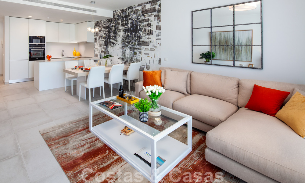 Listos para entrar a vivir. Últimos 2 áticos en venta de estilo moderno en un nuevo complejo en la Nueva Milla de Oro entre Marbella y Estepona 42522