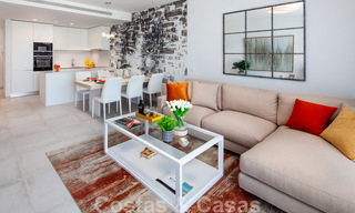 Listos para entrar a vivir. Últimos 2 áticos en venta de estilo moderno en un nuevo complejo en la Nueva Milla de Oro entre Marbella y Estepona 42522 