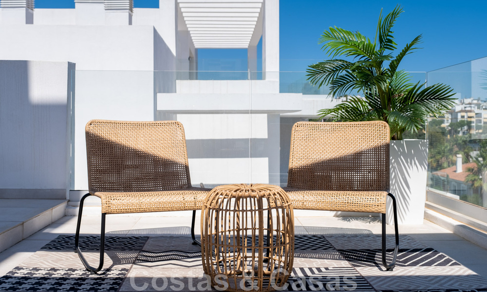 Listos para entrar a vivir. Últimos 2 áticos en venta de estilo moderno en un nuevo complejo en la Nueva Milla de Oro entre Marbella y Estepona 42526