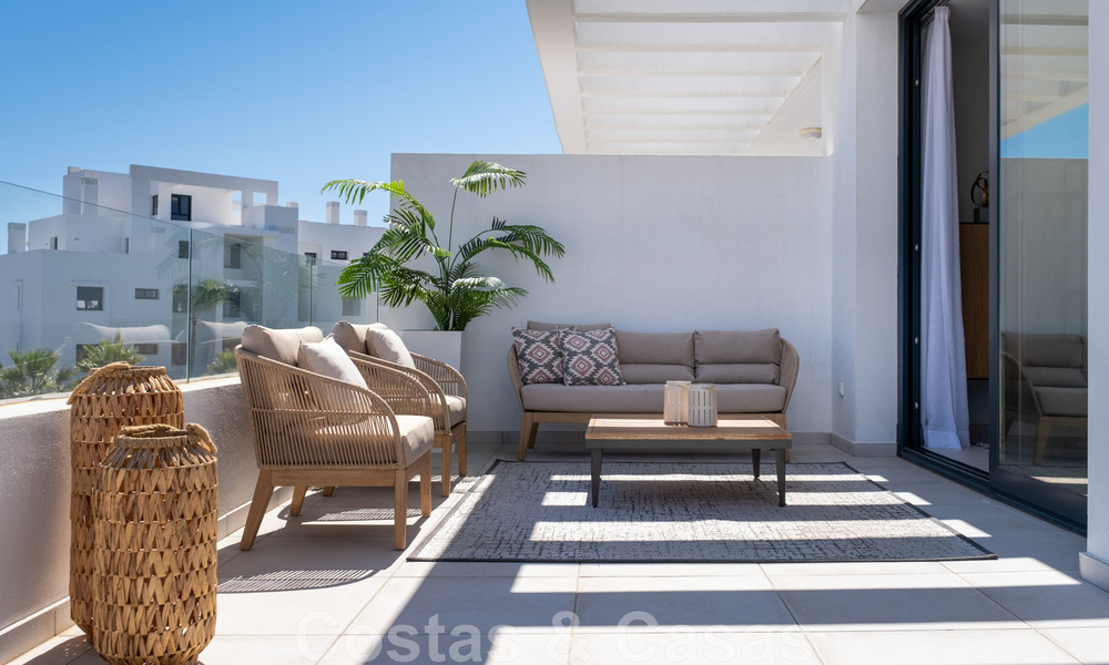 Listos para entrar a vivir. Últimos 2 áticos en venta de estilo moderno en un nuevo complejo en la Nueva Milla de Oro entre Marbella y Estepona 42527