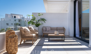 Listos para entrar a vivir. Últimos 2 áticos en venta de estilo moderno en un nuevo complejo en la Nueva Milla de Oro entre Marbella y Estepona 42527 