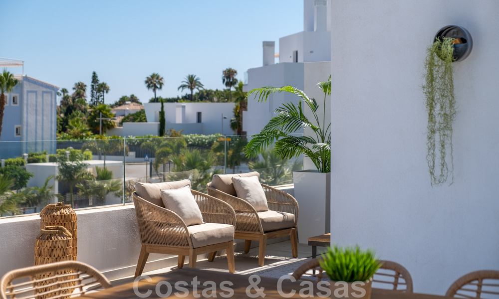 Listos para entrar a vivir. Últimos 2 áticos en venta de estilo moderno en un nuevo complejo en la Nueva Milla de Oro entre Marbella y Estepona 42529