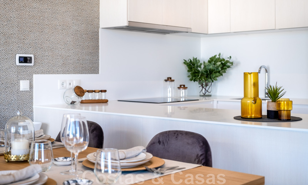 Listos para entrar a vivir. Últimos 2 áticos en venta de estilo moderno en un nuevo complejo en la Nueva Milla de Oro entre Marbella y Estepona 42530