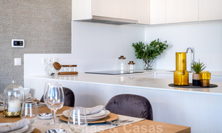 Listos para entrar a vivir. Últimos 2 áticos en venta de estilo moderno en un nuevo complejo en la Nueva Milla de Oro entre Marbella y Estepona 42530 