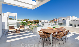 Listos para entrar a vivir. Últimos 2 áticos en venta de estilo moderno en un nuevo complejo en la Nueva Milla de Oro entre Marbella y Estepona 42531 