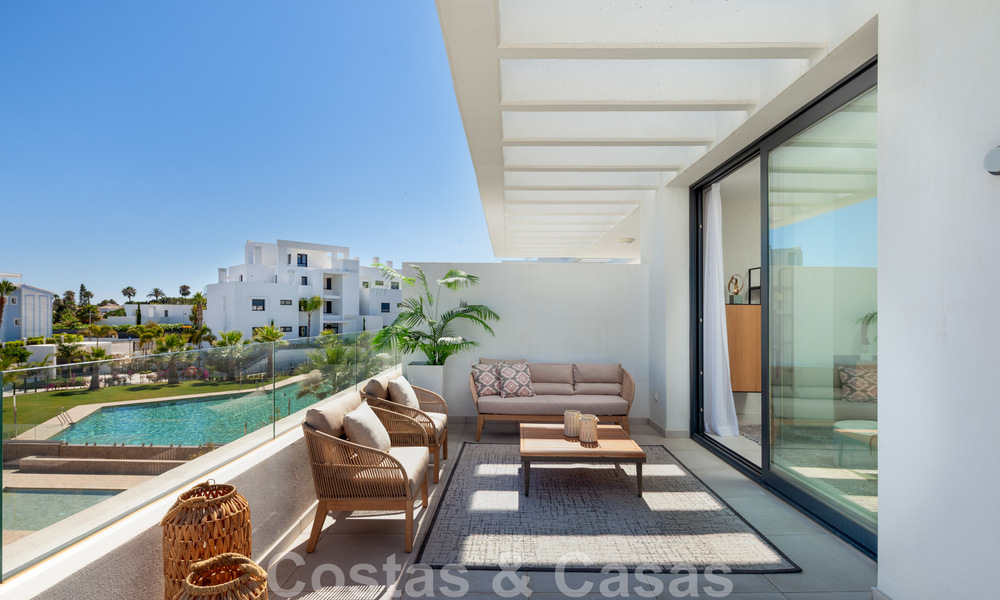 Listos para entrar a vivir. Últimos 2 áticos en venta de estilo moderno en un nuevo complejo en la Nueva Milla de Oro entre Marbella y Estepona 42532