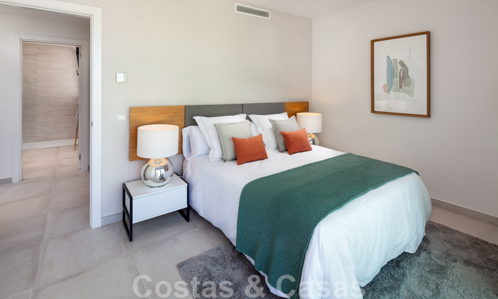 Listos para entrar a vivir. Últimos 2 áticos en venta de estilo moderno en un nuevo complejo en la Nueva Milla de Oro entre Marbella y Estepona 42533