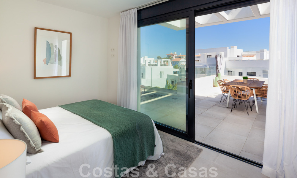 Listos para entrar a vivir. Últimos 2 áticos en venta de estilo moderno en un nuevo complejo en la Nueva Milla de Oro entre Marbella y Estepona 42534
