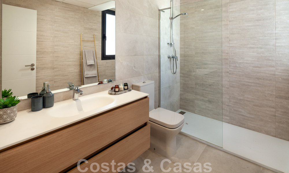 Listos para entrar a vivir. Últimos 2 áticos en venta de estilo moderno en un nuevo complejo en la Nueva Milla de Oro entre Marbella y Estepona 42536